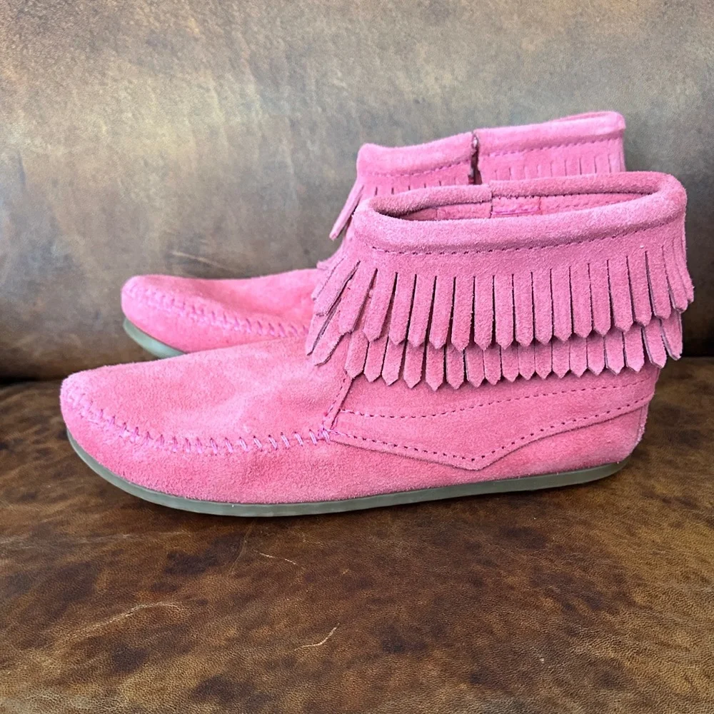 Minnetonka Pink Fringe Moccasins Girls 4
